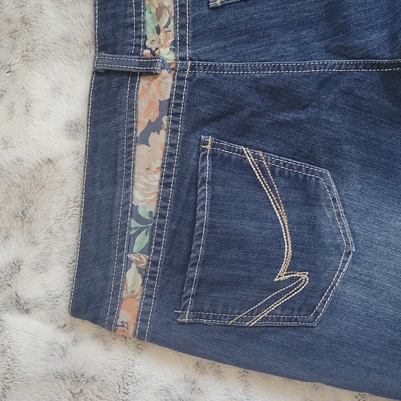 Floral detail jean shorts - Picture 3 of 12